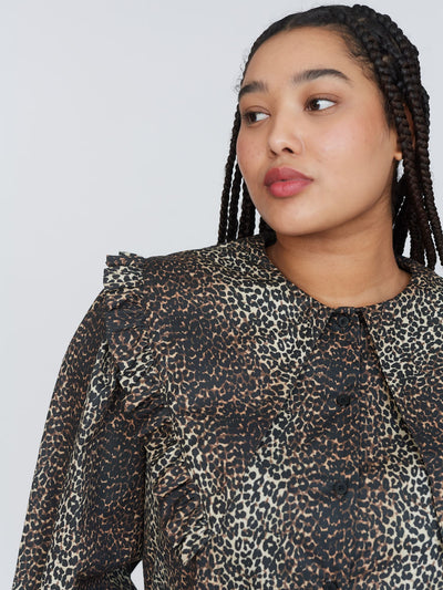 model:Zaynab wears size XXL and is 5’8”