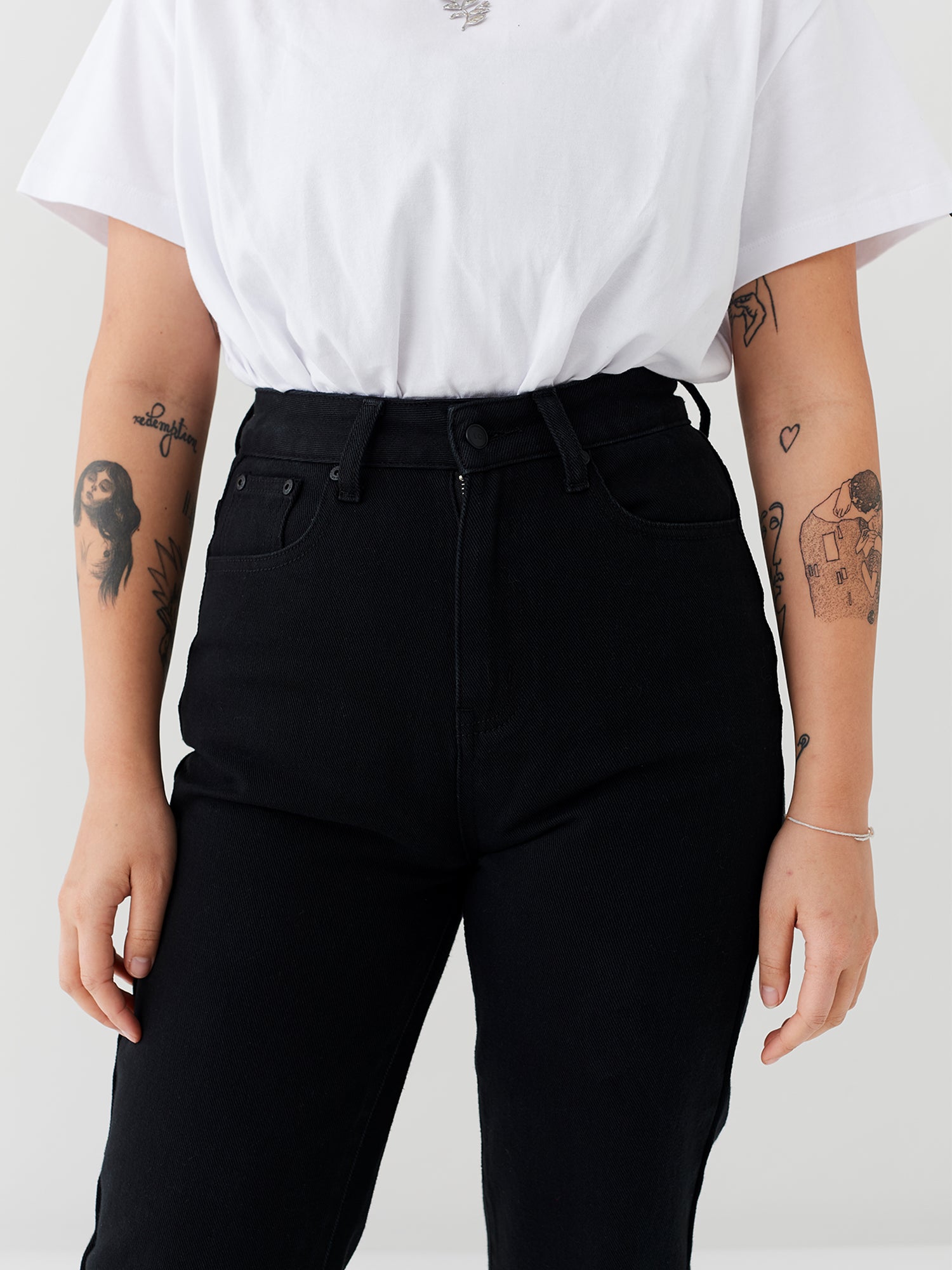 Mom jeans best sale black belt